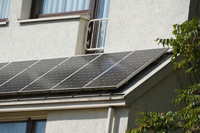 Balkonkraftwerke sind auf einem Hausabsatz installiert